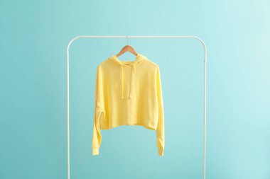 Renkli arka planda kapüşonlu raf