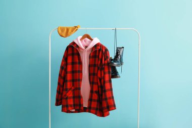 Renkli arka planda modern giysi ve aksesuarlarla dizin