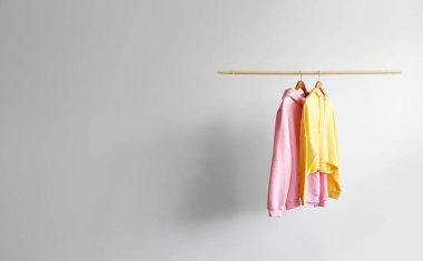 Işık duvarında asılı modern kapüşonlular