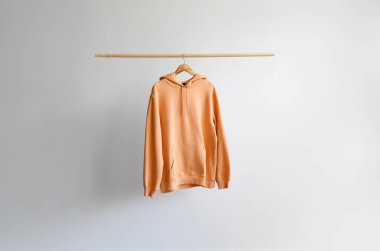 Işık duvarında asılı modern kapüşonlu