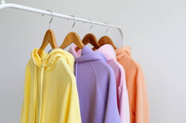 Kapüşonlularla aydınlık duvarın yanında