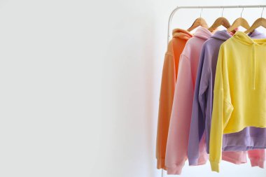 Kapüşonlularla aydınlık duvarın yanında