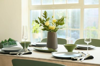 Restorandaki düğün kutlaması için güzel bir masa.