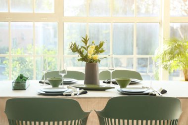 Restorandaki düğün kutlaması için güzel bir masa.