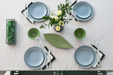 Restorandaki düğün kutlaması için güzel bir masa.