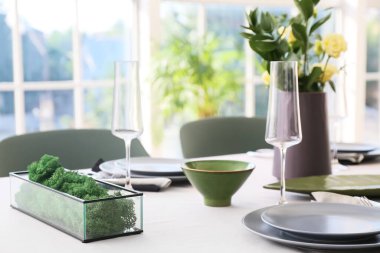 Restorandaki düğün kutlaması için güzel bir masa.