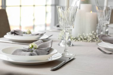 Restorandaki düğün kutlaması için güzel bir masa.