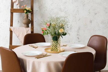 Restorandaki düğün kutlaması için güzel bir masa.