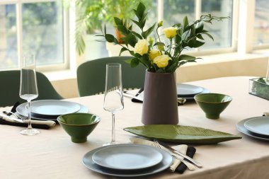 Restorandaki düğün kutlaması için güzel bir masa.