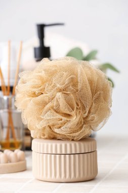Fayans masasında banyo süngeri ve kozmetik kavanozu
