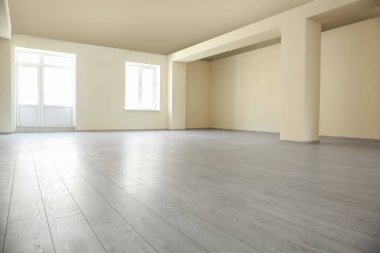 Büyük boş ofis manzarası