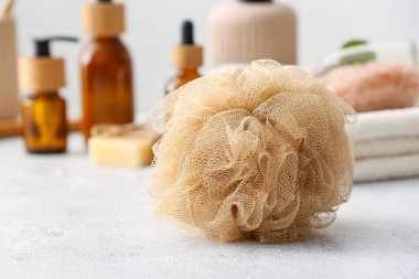 Işık masasında banyo süngeri, yakın plan.