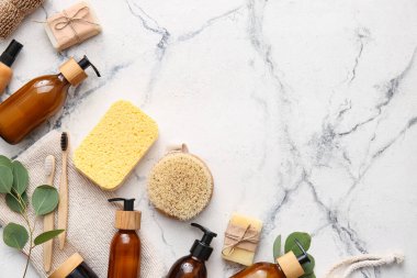 Arka planda sünger ve masaj fırçası olan banyo malzemeleri.