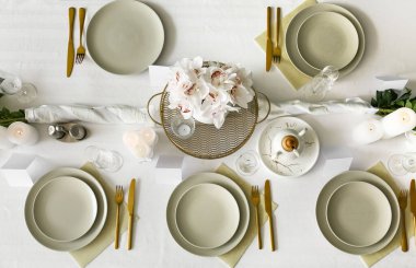 Restorandaki düğün kutlaması için güzel bir masa.