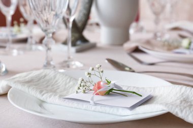 Restorandaki düğün kutlaması için güzel bir masa.