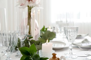 Restorandaki düğün kutlaması için güzel bir masa.