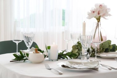 Düğün kutlaması için güzel bir masa ve restoranda yanan mumlar.