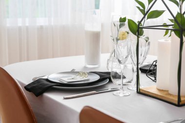 Restorandaki düğün kutlaması için güzel bir masa.