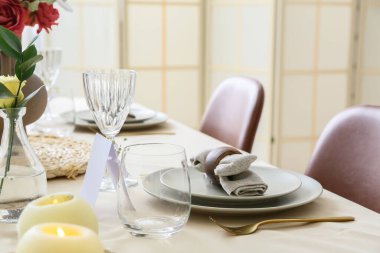 Restorandaki düğün kutlaması için güzel bir masa.