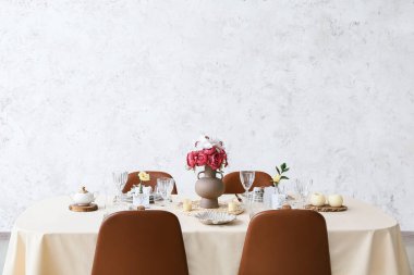 Düğün kutlaması için güzel bir masa ve restoranda mumlar.