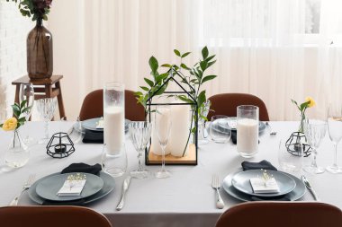 Düğün kutlaması için güzel bir masa ve restoranda mumlar.