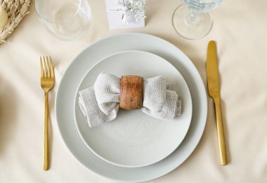 Restorandaki düğün kutlaması için güzel bir masa.