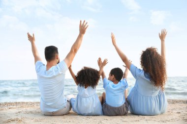 Mutlu aile deniz plaj