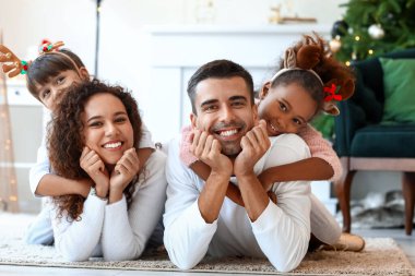 Çocuklu mutlu bir aile Noel 'i evde kutluyor.