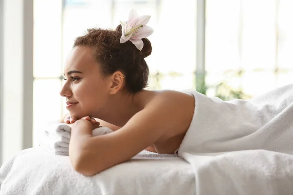 Young African American Woman Lying Couch Spa Salon — Stock Photo, Image