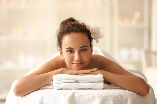 Joven Mujer Afroamericana Tumbada Sofá Salón Spa — Foto de Stock