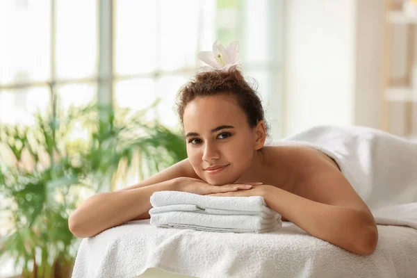 Joven Mujer Afroamericana Tumbada Sofá Salón Spa — Foto de Stock