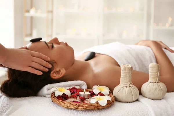 Joven Mujer Afroamericana Recibiendo Masaje Facial Por Terapeuta Con Piedras —  Fotos de Stock