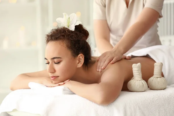 Jonge Afro Amerikaanse Vrouw Krijgt Massage Door Therapeut Spa Salon — Stockfoto