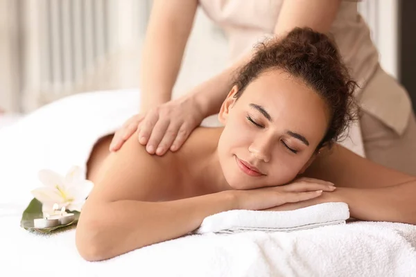 Mulher Afro Americana Bonita Recebendo Massagem Por Terapeuta Salão Spa — Fotografia de Stock