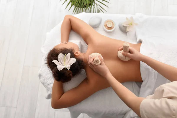 Schöne Afroamerikanerin Lässt Sich Wellness Salon Von Therapeutin Mit Kräutertüten — Stockfoto