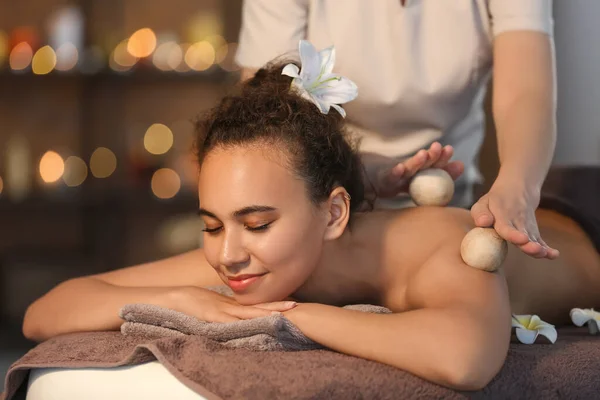 Schöne Afroamerikanerin Lässt Sich Wellness Salon Von Therapeutin Mit Holzkugeln — Stockfoto