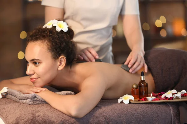 Schöne Afroamerikanerin Lässt Sich Wellness Salon Von Therapeutin Mit Steinen — Stockfoto