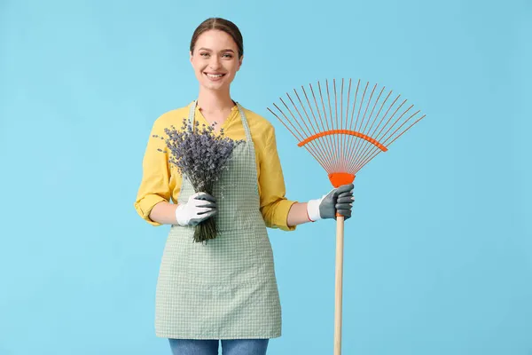 Jardineiro Feminino Com Lavanda Ancinho Sobre Fundo Cor — Fotografia de Stock