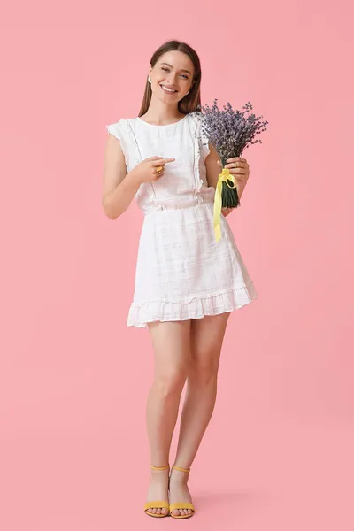 Schöne Junge Frau Mit Lavendelstrauß Auf Farbigem Hintergrund — Stockfoto