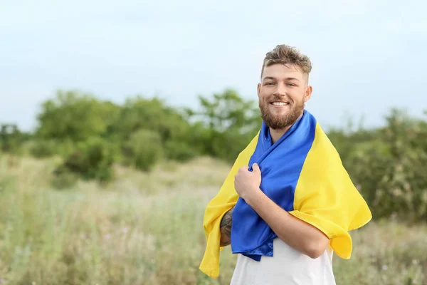 Joyeux Jeune Homme Avec Drapeau Ukrainien Extérieur — Photo