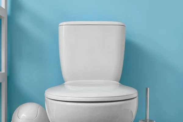 Toilet Modern Dekat Dinding Warna — Stok Foto