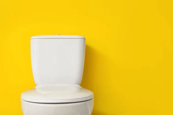 Moderní Toaletní Mísa Blízkosti Barevné Stěny — Stock fotografie