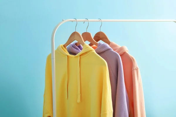 Rack Dengan Hoodies Latar Belakang Warna — Stok Foto