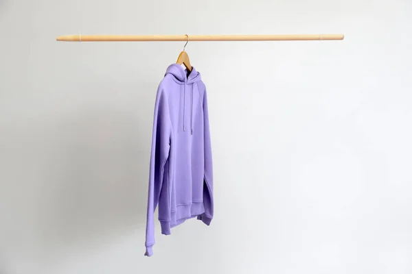 Sudadera Con Capucha Moderna Colgando Pared Ligera — Foto de Stock