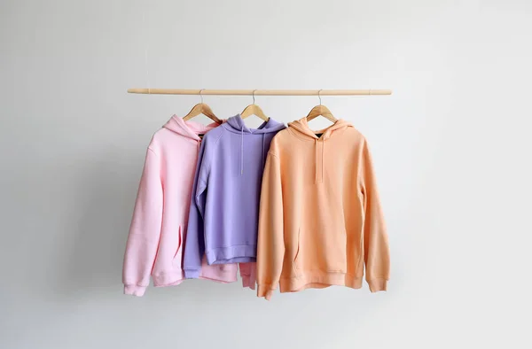 Hoodies Modernos Pendurados Parede Leve — Fotografia de Stock