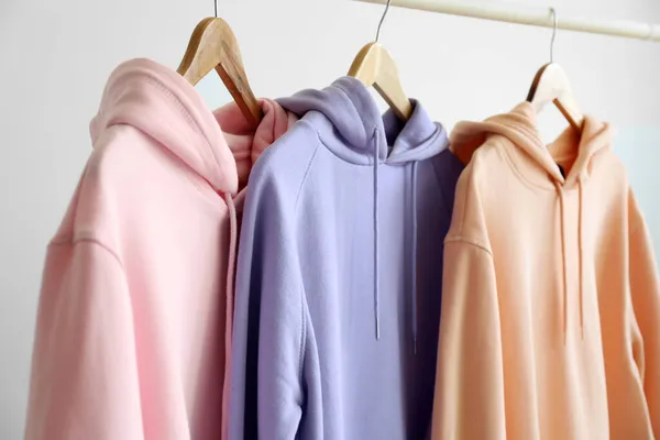 Moderne Hoodies Opknoping Lichte Muur — Stockfoto