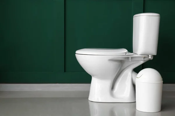Toilet Mangkuk Dengan Tempat Sampah Dekat Dinding Hijau — Stok Foto