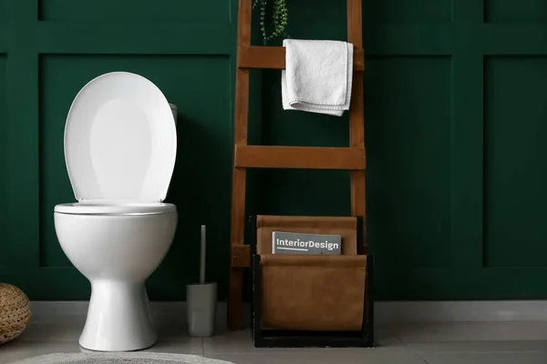 Toilet Mangkuk Dan Tangga Dengan Majalah Berdiri Dekat Dinding Hijau — Stok Foto