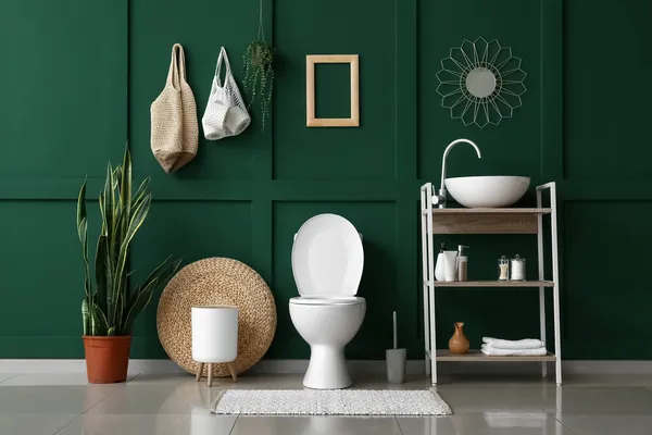 Interior Kamar Kecil Dengan Toilet Mangkuk Wastafel Dan Dinding Hijau — Stok Foto