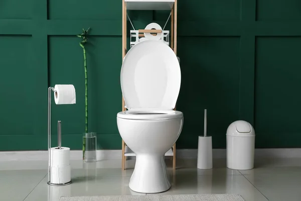 Toilet Mangkuk Dan Unit Rak Dekat Dinding Hijau Kamar Kecil — Stok Foto